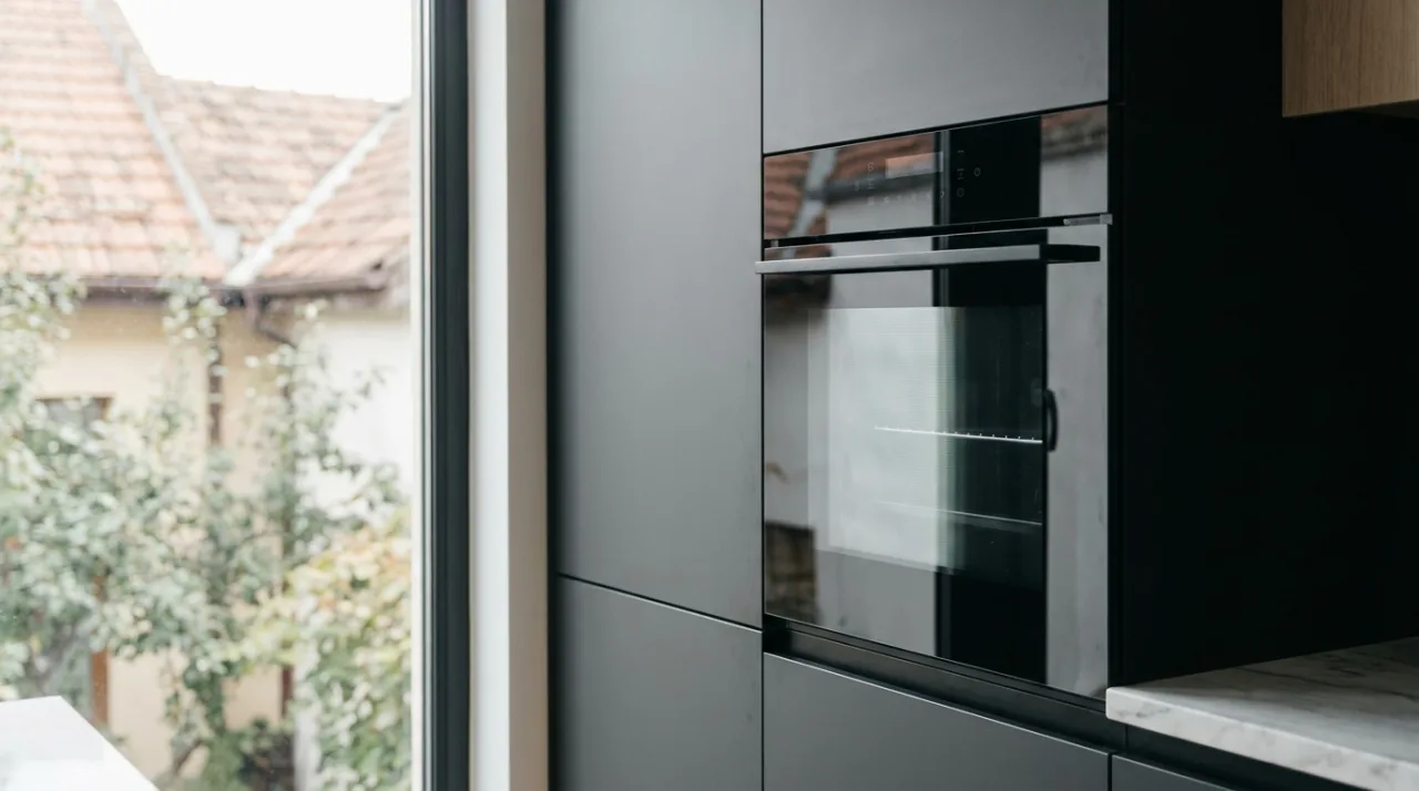 Cuptor încorporabil electric negru în bucătărie modernă